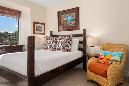 Guest bedroom with queen bed