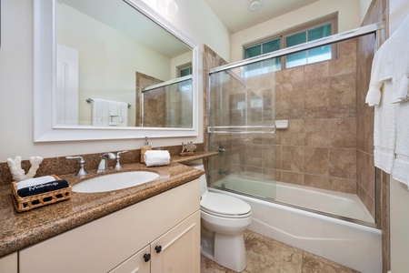 Guest bathroom with shower / tub combo