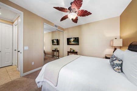 Guest bedroom with queen bed