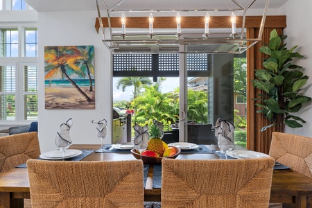 Dining area with sliding doors to lanai