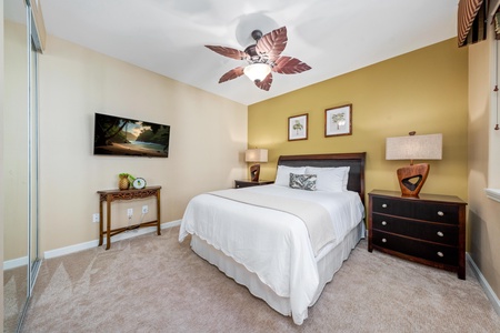 Guest bedroom with queen bed