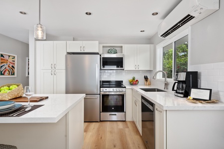 Full kitchen with breakfast bar