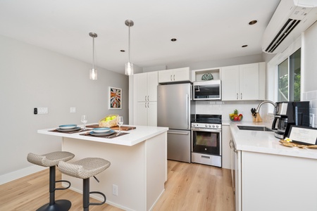 Full kitchen with breakfast bar