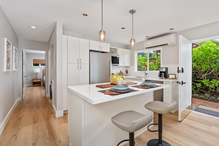 Full kitchen with breakfast bar