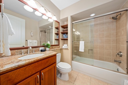 Guest bathroom with shower / tub combo