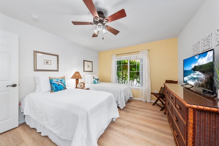 Guest bedroom with twin beds