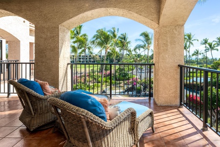 Covered lanai with loungers