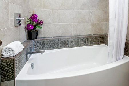 Guest bathroom with shower/tub combo