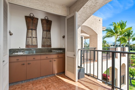 Covered lanai with wet bar