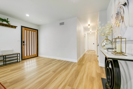 03 FOYER MLS