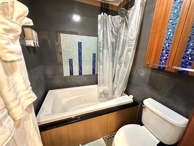 Shared bathroom (tub)