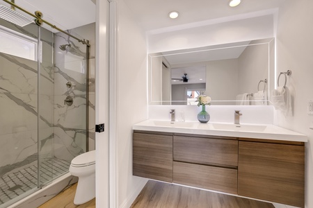 22 MASTER BATH FULL