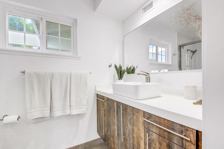 19 MASTER BATH. FULL SIZE