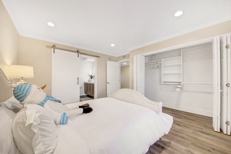 17 MASTER BED . FULL SIZE
