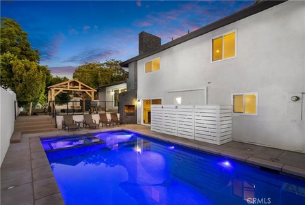 SA16-ST1 - Modern Poolside Sanctuary