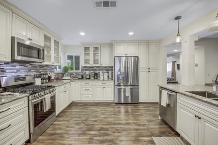 10 KITCHEN FULL SIZE