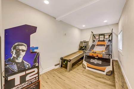 18 GAME ROOM FULL