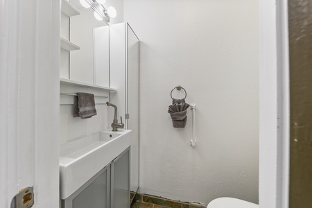 49 POWDER ROOM FULL