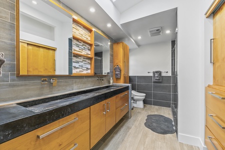 47 MASTER BATH FULL