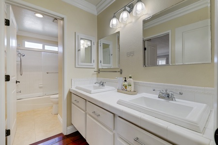 54 BATHROOM MLS