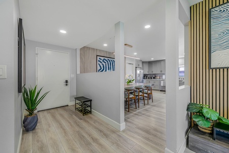 07 FOYER MLS