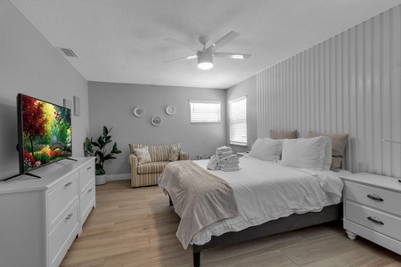 Spacious Queen Bedroom With Sofa