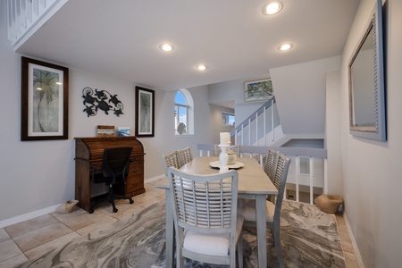 Dining Room - Dining table great for family meals