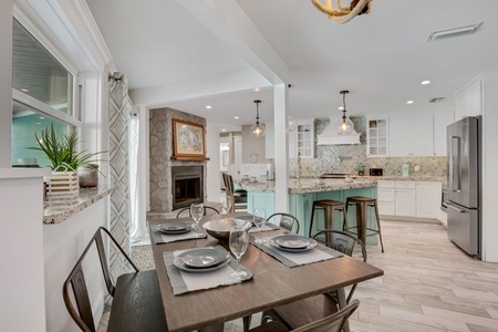 Dining Room High ceilings great lighting and modern touches!