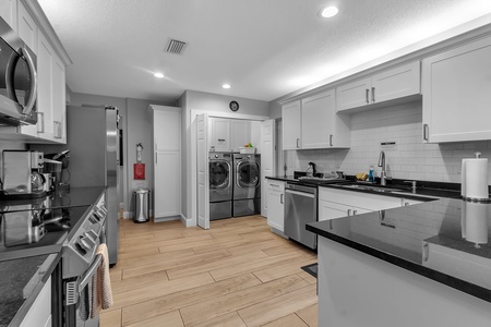 Shared Kitchen With Washer/Dryer