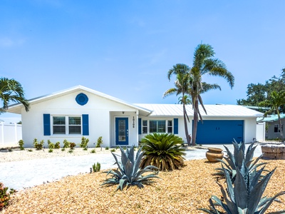 Front of Home Welcome to this beautiful Florida Home!