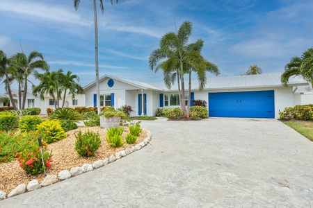 Front of Home Welcome to this beautiful Florida Home!