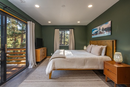Master Bedroom w balcony with seating!