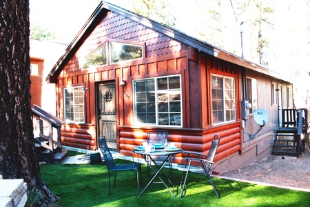 Charming and cozy 2/1 cabin