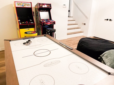 Game room: air hockey & arcade games!