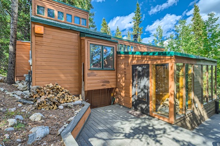  This dog-friendly cabin is located in the heart of the Colorado High Rockies for the best hiking and a quick drive to Breckendridge for skiing!