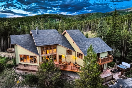 This mountain retreat offers walkability to the Blue River and town from a hiking trail that starts in the backyard!