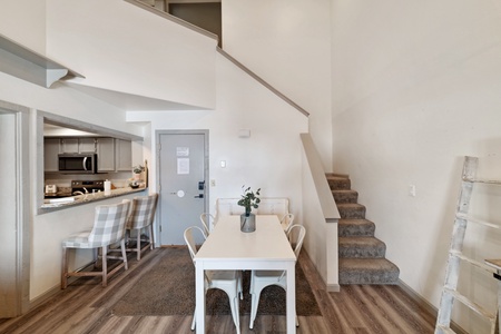 Dining Area with seating for 6