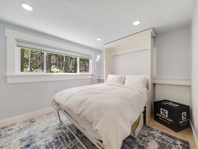 Bedroom with queen size bed, relaxing view to the forest and plush bedding