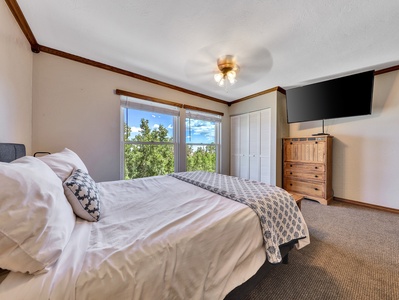 Queen bed, 55" smart tv, tall boy dresser & view to the mountain