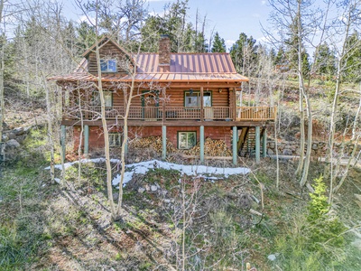 Exterior View Pine Loft Cabin
