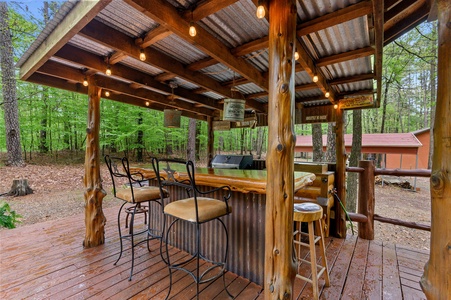Enjoy unforgettable memories together at your outdoor bar and grill