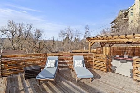 Upper deck with view of the mountains