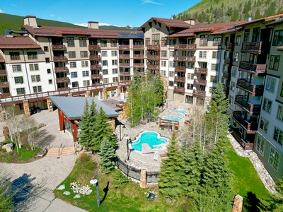 Passage Point offers a great backyard area with multiple hot tubs.