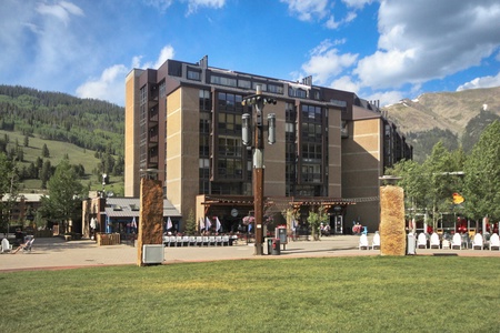 Mountain Plaza features a restaurant below.