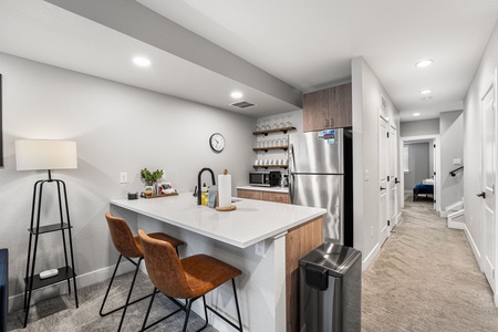 Please note this kitchenette does not have an oven or stove.