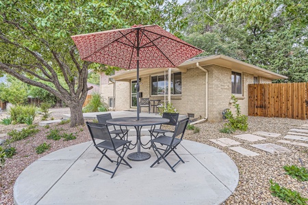 Adorable front patio