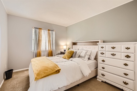 Bedroom on main level w/queen bed