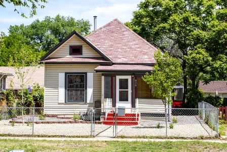 Front view of home, great central location