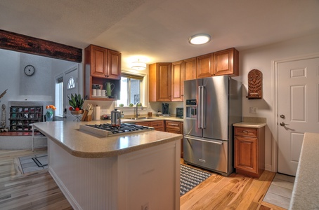 Kitchen with stove/oven and full refrigerator