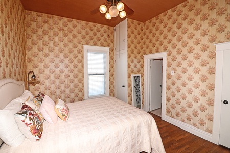 Second bedroom with Queen bed